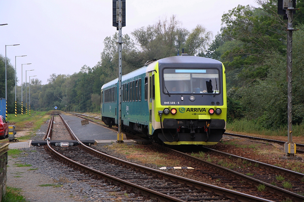 CZ-AAR 845 101-5 als letztes Fahrzeug des AEx 1060 (Nitra - Praha hl.n.) fährt am 08.September 2018 durch den Bahnhof Hradcovice.