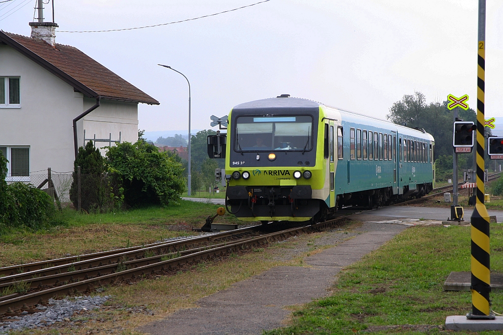 CZ-AAR 945 101-x als erstes Fahrzeug des AEx 1060 (Nitra - Praha hl.n.) fährt am 08.September 2018 durch den Bahnhof Hradcovice.
