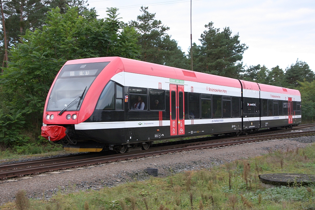CZ-ARR 848 401-6 (ex D-HEB 95 80 0646 401-9, Hersteller: Stadler, Type: GTW 2/6 - 1. Generation, Baujahr: 1999, Fabrnr.: 508/001) am 27.September 2025 als Os 4507 (Znojmo - Břeclav) bei der Einfahrt in den Bahnhof Bori Les.