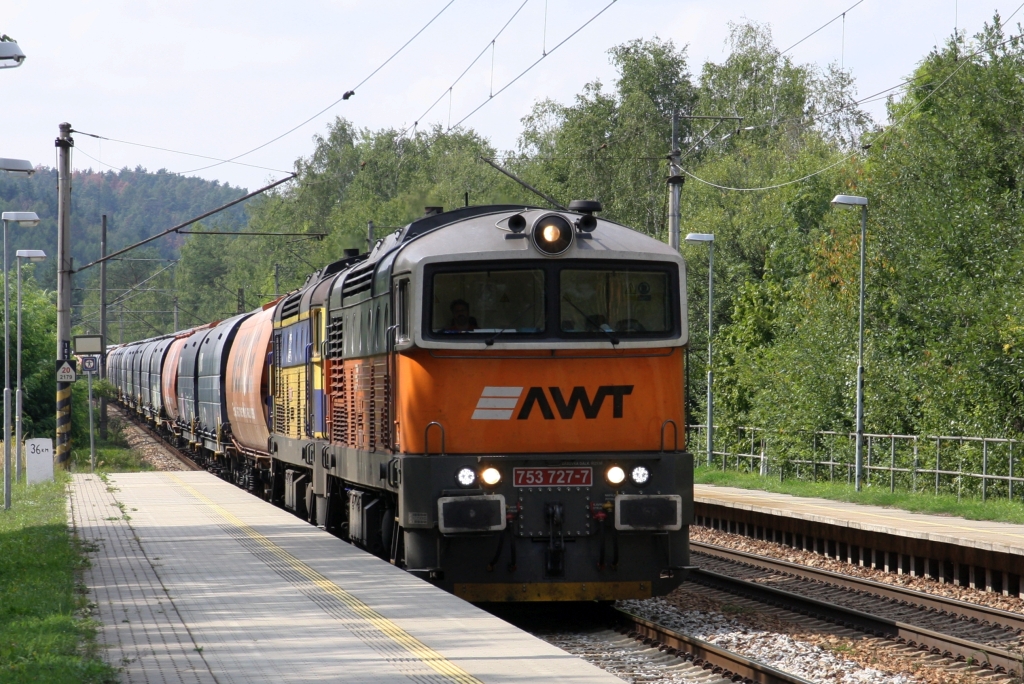 CZ-AWT 753 727-7 und 736-8 fahren am 24.August 2019 durch die Haltestelle Dolni Loucky.