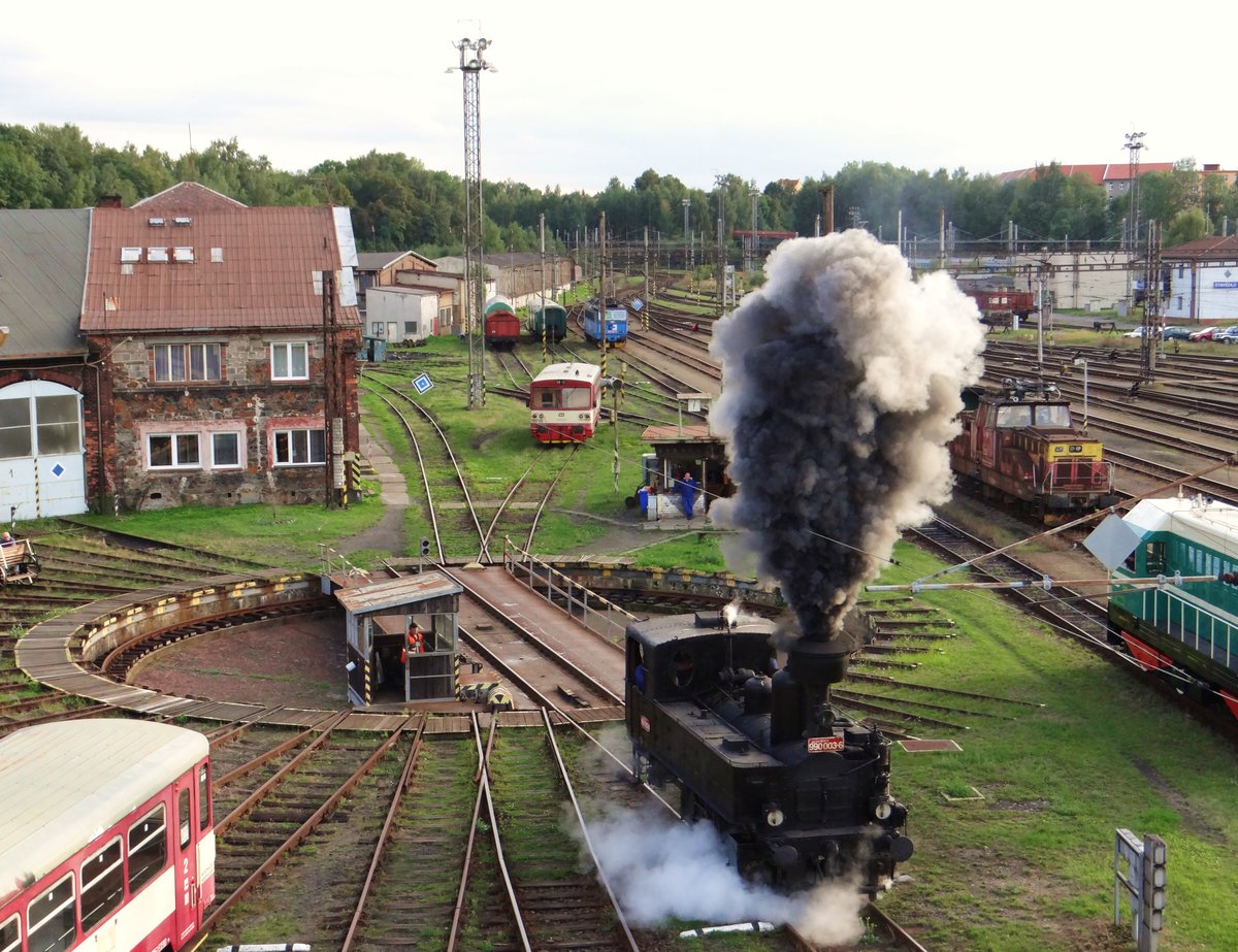 CZ-CD 90 54 3 990003-6 (310 072) ist hier am 18.09.15 in Cheb zu sehen. Das war zu den Vorbereitungen für das Bahnhofsfest am 19.09.15. Foto entstand von der (jetzt Ehem.) Fußgängerbrücke!