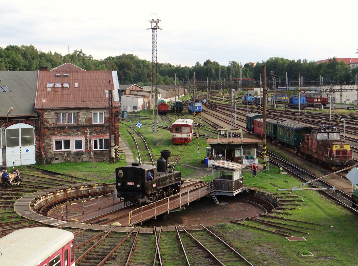 CZ-CD 90 54 3 990003-6 (310 072) ist hier am 18.09.15 in Cheb zu sehen. Das war zu den Vorbereitungen für das Bahnhofsfest am 19.09.15. Foto entstand von der (jetzt Ehem.) Fußgängerbrücke!