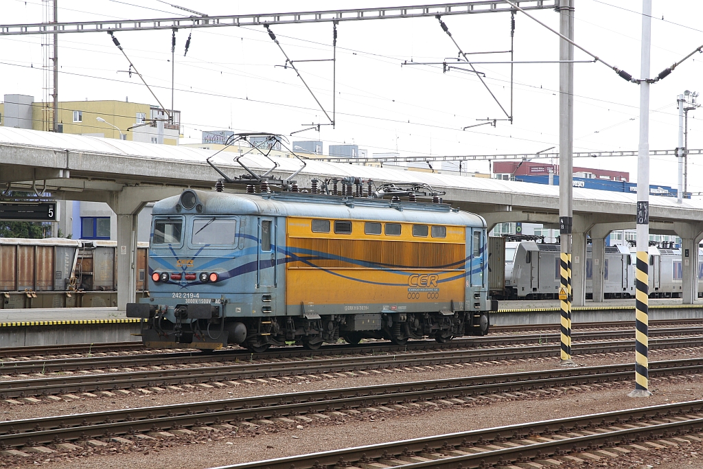 CZ-CERSK 242 219-4 fährt am 11.April 2017 als Lokzug durch Bratislava Petrzalka. 
