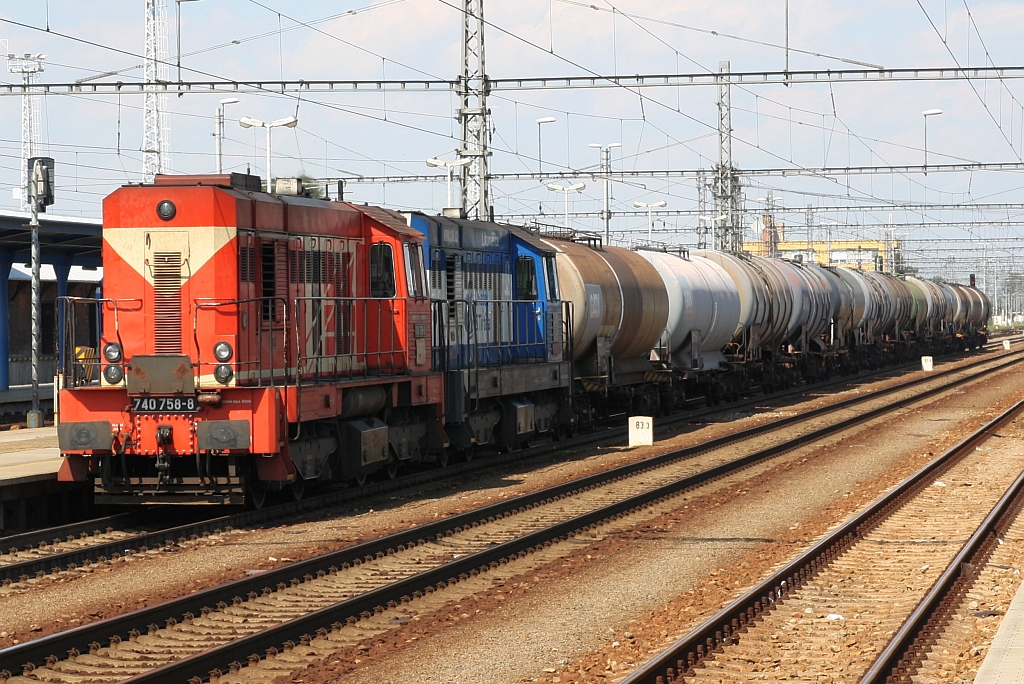 CZ-IDSC 740 758-8 als Vorspann zur CZ-CHTL 740 721-6 am 20.Juli 2018 im Bahnhof Breclav.