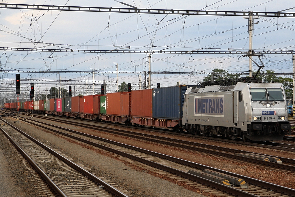 CZ-MT 386 018-6 fährt am 14.August 2018 mit einem Containerzug durch den Bahnhof Breclav.