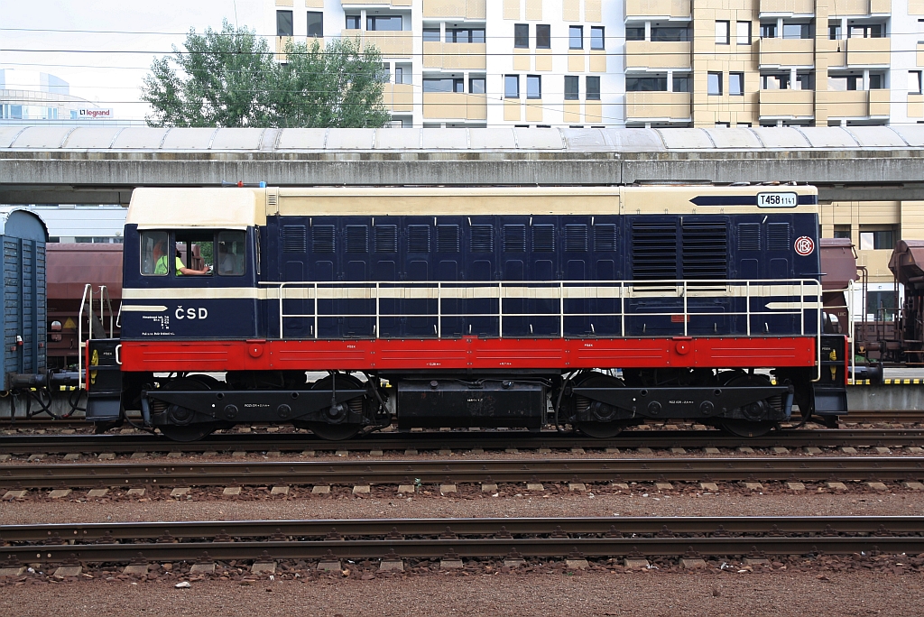 CZ-PUS 92 54 2 721 141-0, historisch angeschrieben als CSD T458 1141, am 16.Juni 2018 im Bahnhof Bratislava Petrzalka.