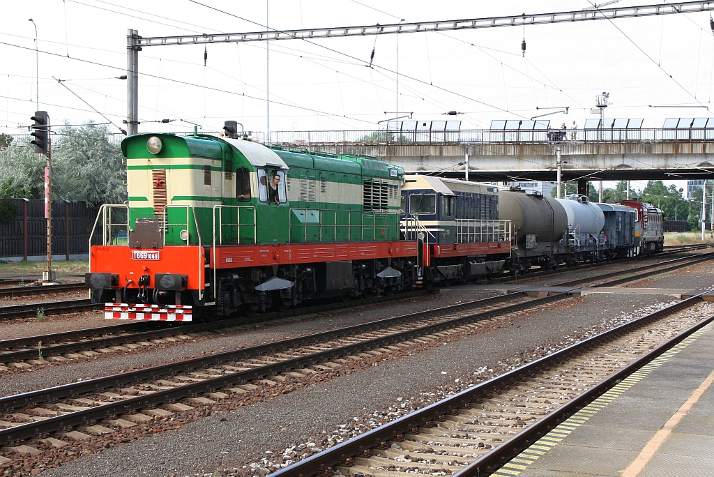 CZ-PUS 92 54 2 771 069-2 + 92 54 2 721 141-0, historisch angeschrieben als CSD T669 1069 + T458 1141, fahren am 17.Juni 2018 mit dem Feuerlöschzug in den Bahnhof Bratislava Petrzalka ein. Am Zugschluß läuft die SK-ZSSKC 753 109-8 mit.