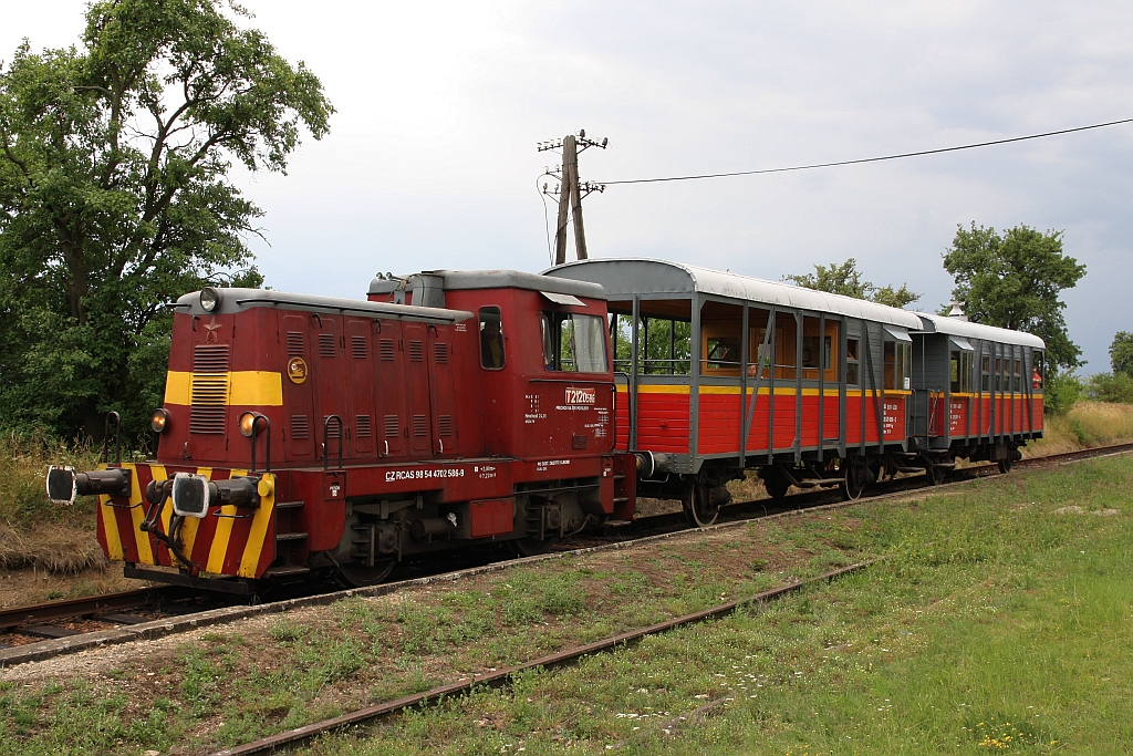 CZ-RCAS 98 54 4 702 586-9, historisch als CSD_T212 0586 angeschrieben, am 14.Juli 2018 mit dem Os 18395 (Jemnice - Moravske Budejovice) im Bahnhof Trebelovice.