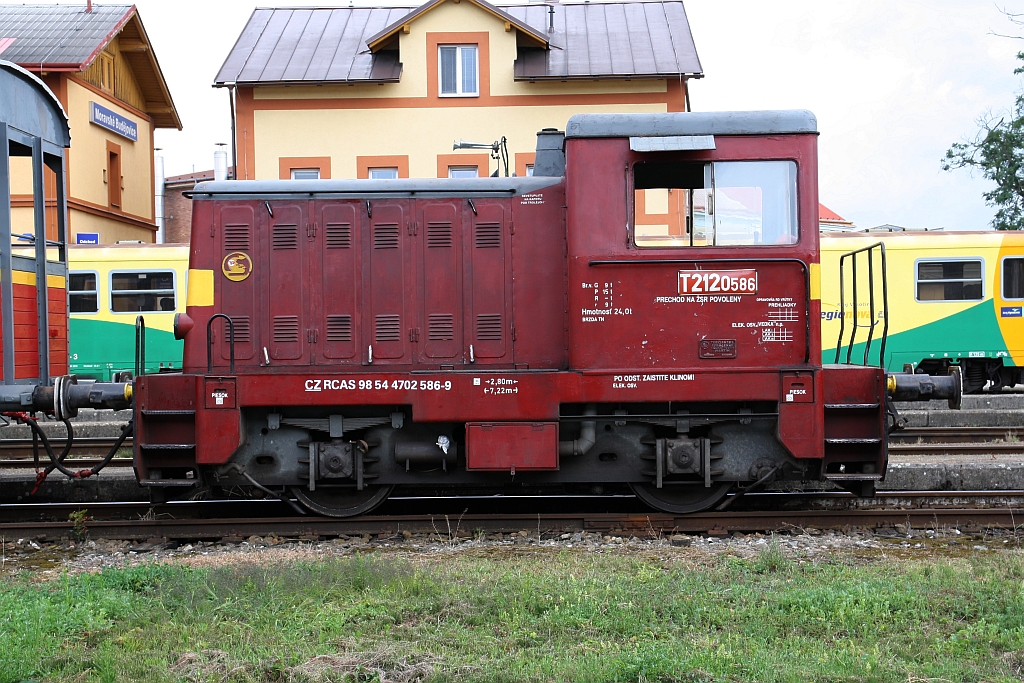 CZ-RCAS 98 54 4 702 586-9 (historisch als CSD T212 0586 angeschrieben) vor dem Os 18394 (Moravske Budejovice - Jemnice) am 14.Juli 2018 im Bahnhof Moravske Budejovice.