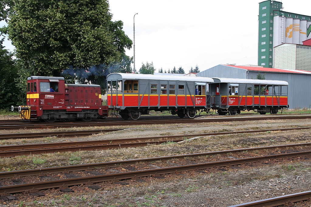 CZ-RCAS 98 54 4 702 586-9 (historisch als CSD T212 0586 angeschrieben) fährt am 14.Juli 2018 mit dem Os 18394 (Moravske Budejovice - Jemnice) aus dem Bahnhof Moravske Budejovice.
