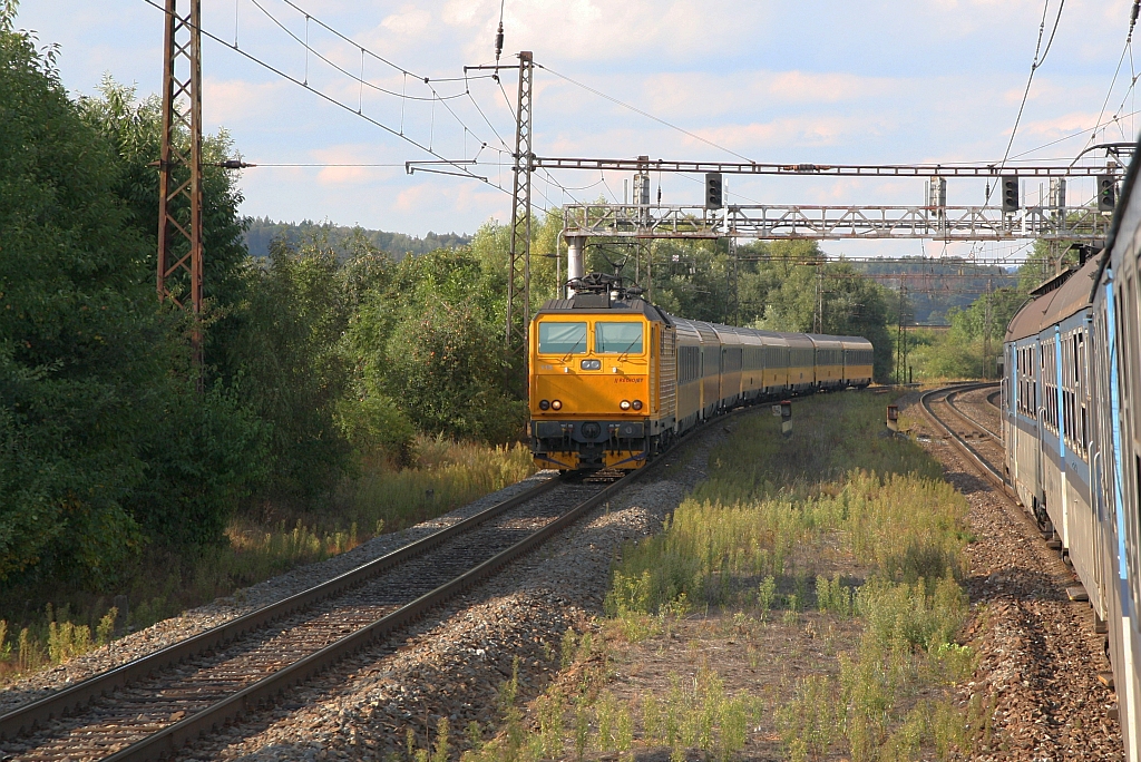 CZ-RJ 162 115-0 mit dem RJ 1016 (Havirov - Praha), aufgenommen vom parallel fahrenden Os 3210 (Horni Lidec - Prerov) am 11.August 2018 zwischen den Bahnhöfen Prosenice und Prerov.