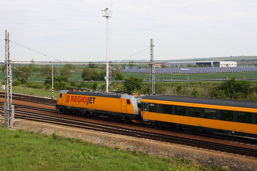 CZ-RJ 386 202-6 vor dem RJ 1046 (Bratislava - Praha) fährt am 11.Mai 2019 durch den
Bahnhof Zajeci.