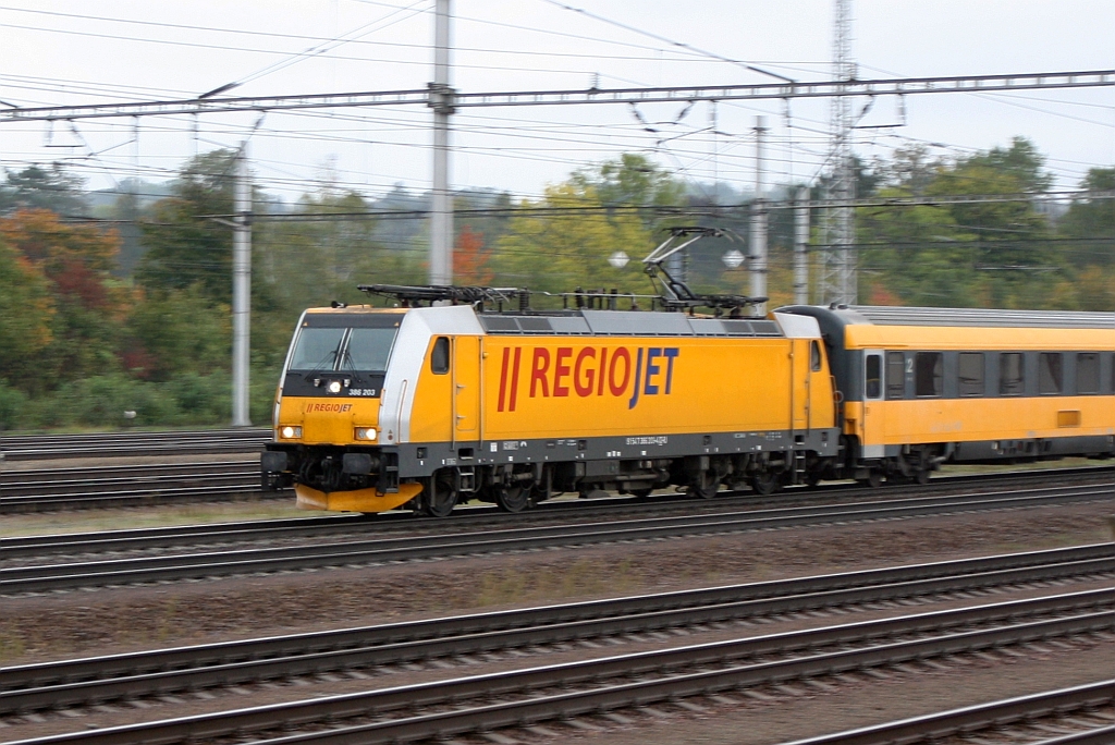 CZ-RJ 386 203-4 braust am 05.Oktober 2019 durch den Bahnhof Chocen.
