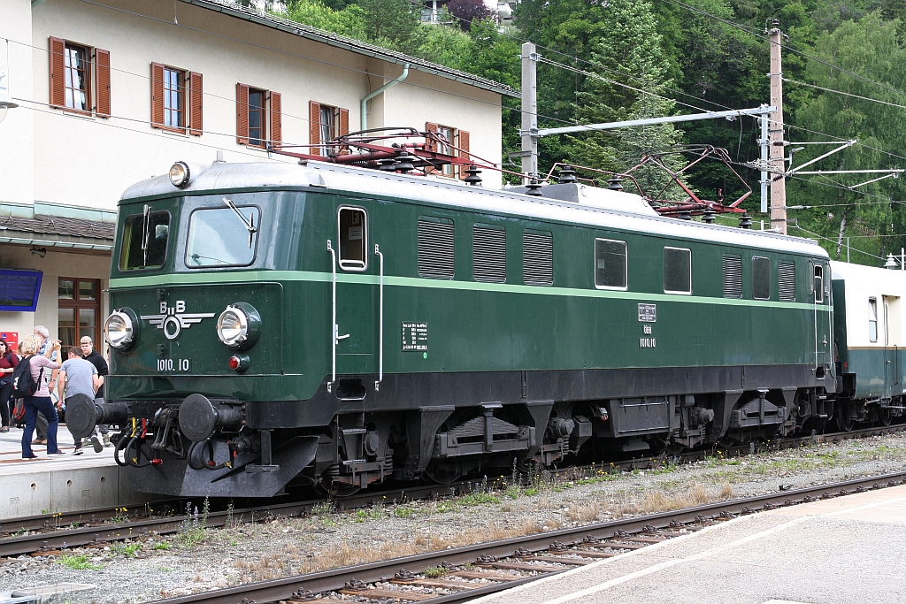 CZA 1010.10 am 10.Juni 2018 vor dem SR 14196 (Budapest-Kelenföld - Mürzzuschlag) im Bahnhof Semmering.