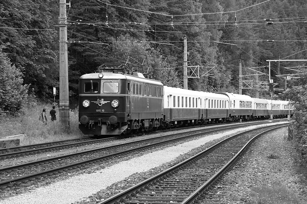 CZA 1010.10 fährt am 10.Juni 2018 mit dem SR 14196 (Budapest-Kelenföld - Mürzzuschlag) in den Bahnhof Semmering ein.