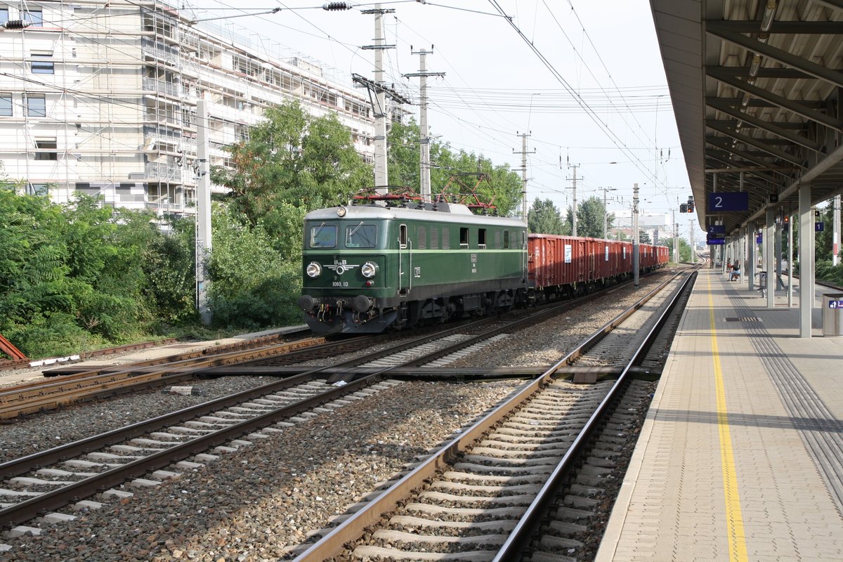CZA 1010.10 fährt am 28.August 2019 mit dem 61891 (Neunkirchen - Moosbierbaum) in den Bahnhof Jedlersdorf ein.