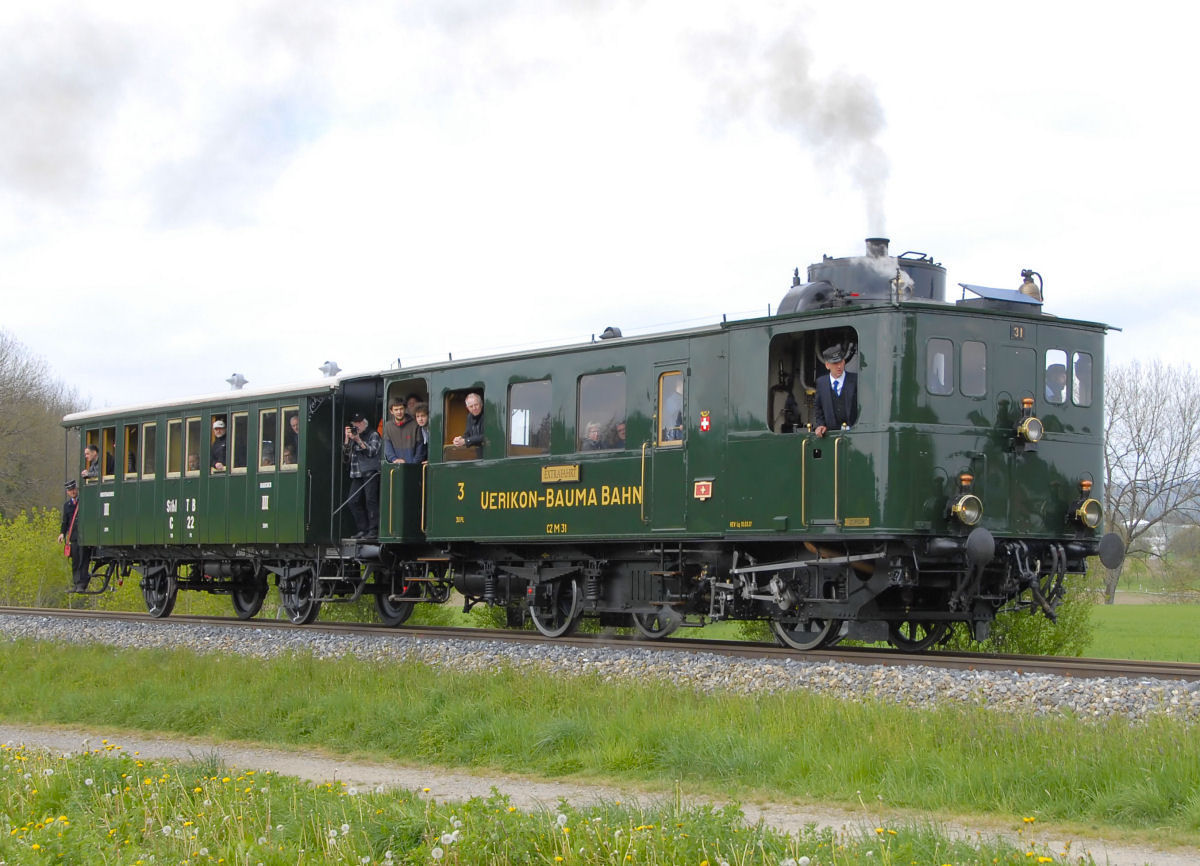 CZm 1/2 31 Nach knapp einem Jahr Reparaturzeit in der RhB Werkstätte Landquart ist der Dampftriebwagen nach dem Unfall in Sihlbrugg in unzähligen Arbeitsstunden wieder betriebsfähig aufgearbeitet worden.
Fredy 23.04.2017  Auf der Strecke Richtung Schipka-pass ( im Bereich Sandrainstrasse Oberhasli ZH) ohne Fahrleitungen! 