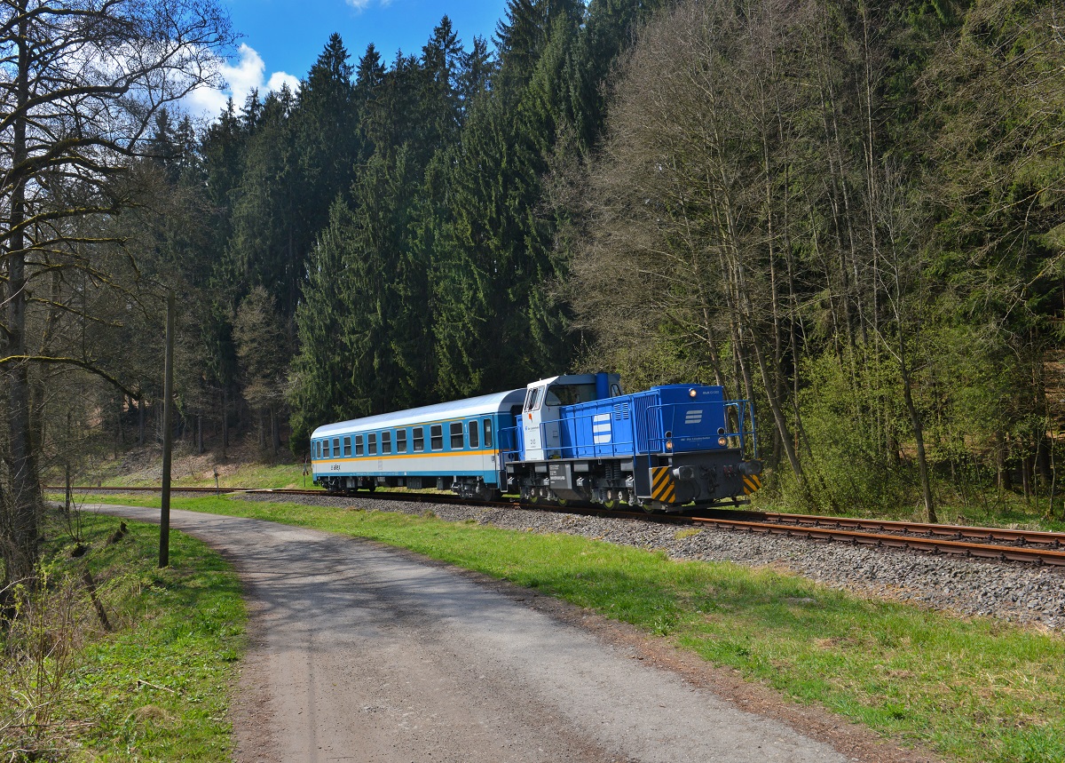 D 03 (270 010) mit einer Wagen-Überführung nach Viechtach am 18.04.2015 bei Teisnach. 