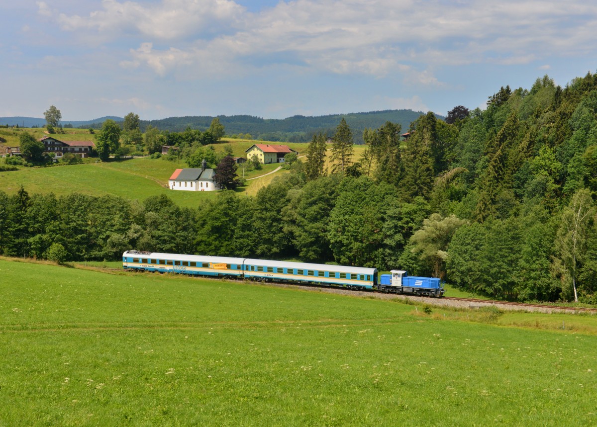 D 03 (270 010) mit zwei Alex-Wagen am 18.07.2015 bei Ruhmannsfelden. 