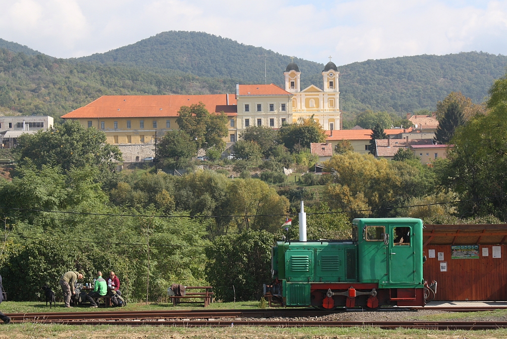 D 04-601 am 28.September 2013 in der Endstelle Márianosztra der Börsöny Kisvasút. Im Hintergrund die namensgebende Wahlfahrtskirche.

