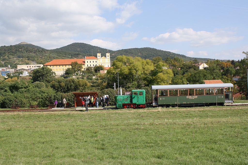 D 04-601 der Börsöny Kisvasút ist am 28.September 2013 mit dem Sz 7404 in der Endstelle Márianosztra angekommen.

