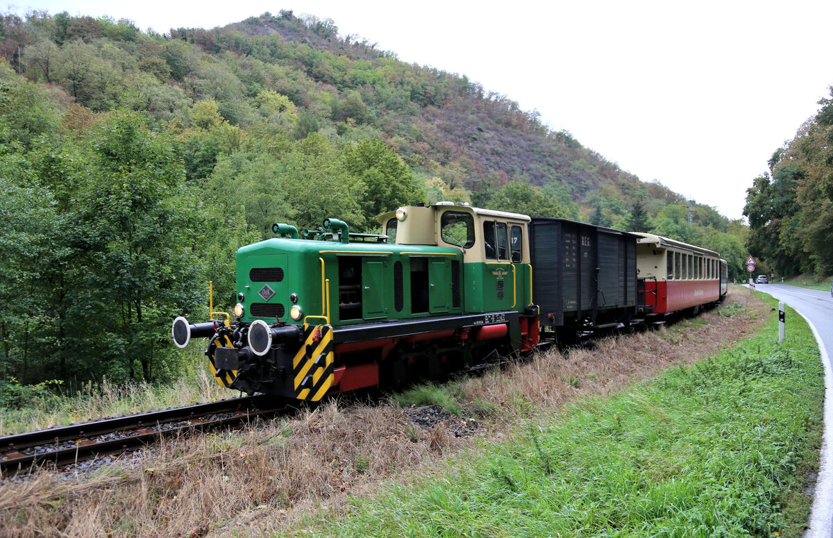 D 1 der Brohltalbahn war am 20.9.2026 Zuglok f�r den planm��igen Personenzug von Brohl nach Niederzissen. Um 10.21 Uhr hatte der Zug Brohl verlassen und kam mir Ort ausw�rts vor die Linse.