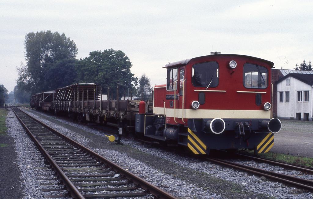 D 1, eine ehemalige Köf III, der Bentheimer Eisenbahn rangiert hier am 21.11.2001 in Neuenhaus.