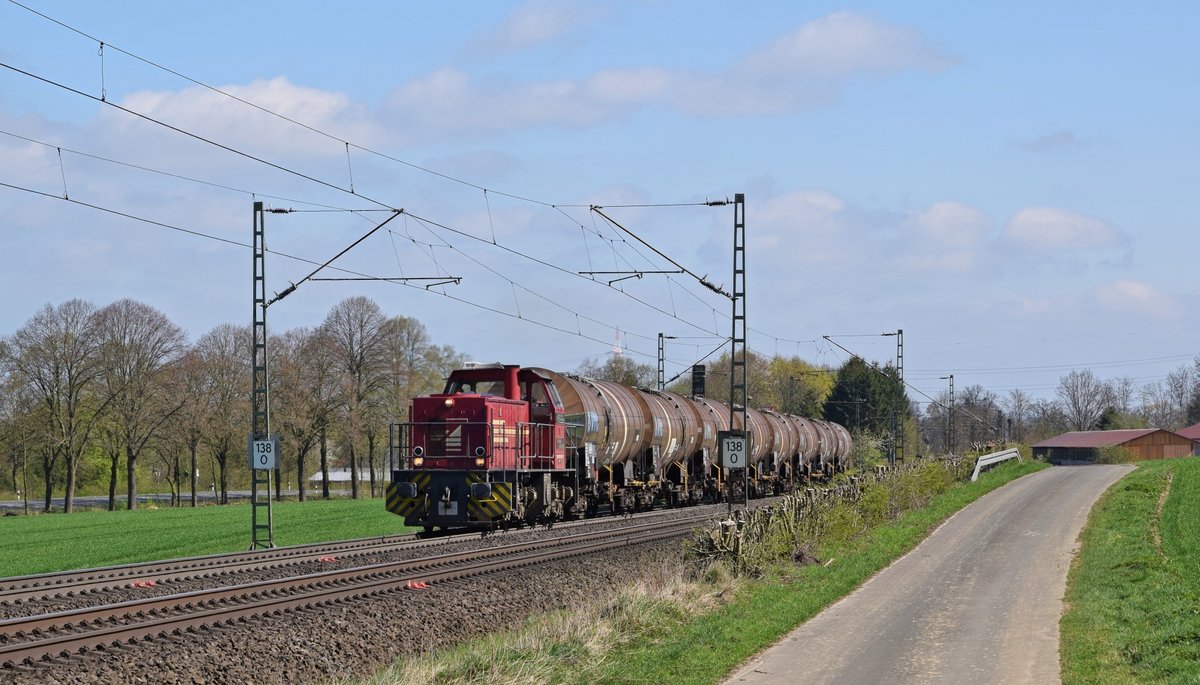 D 24 (272 004) der Bentheimer Eisenbahn müht sich mit einen Kesselwagenzug am 03.04.17 beim Anstieg durch das Wiehengebirge zwischen Bohmte und Ostercappeln in Richtung Osnabrück.
