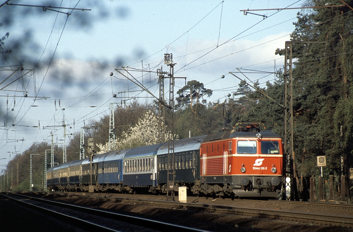 D 251 (Paris-) Frankfurt - Praha am 23.4.1988 am Abzw. Oberforsthaus in Frankfurt war bis Nürnberg planmäßig mit einer 1044 der ÖBB bespannt. Man beachte die heute nicht mehr vorstellbare Wagengarnitur aus SNCF, CSD und DB-Wagen.