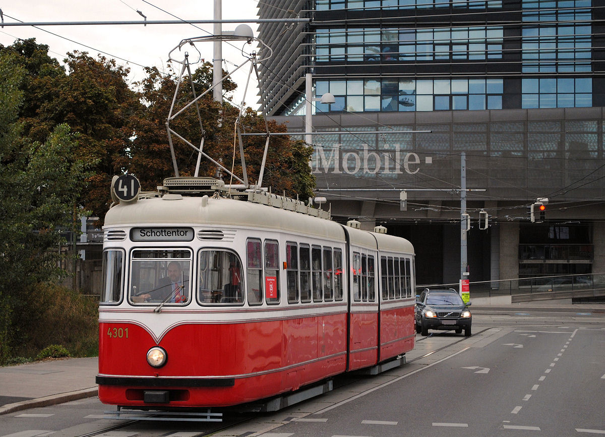 D 4301, der erste Gelenktriebwagen Österreichs, der 1957 auf zwei alten Untergestellen der Stadtbahnbeiwagen n1 aufgebaut worden war, in der Schleife St. Marx auf dem Rückweg ins Straßenbahnmuseum. (27.09.2015)