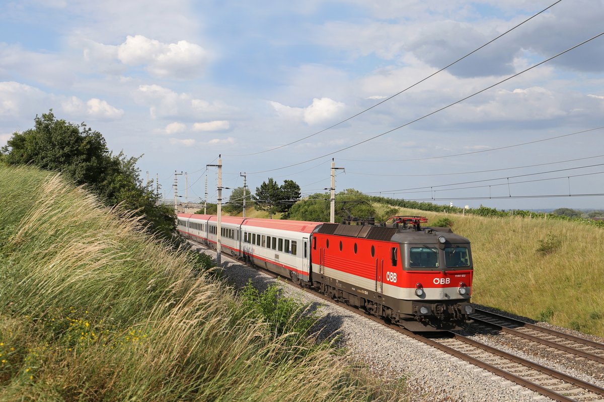 D-459 fährt am Abend des 18.6.18 mit 1144.122 als Zuglok kurz vor Pfaffstätten.