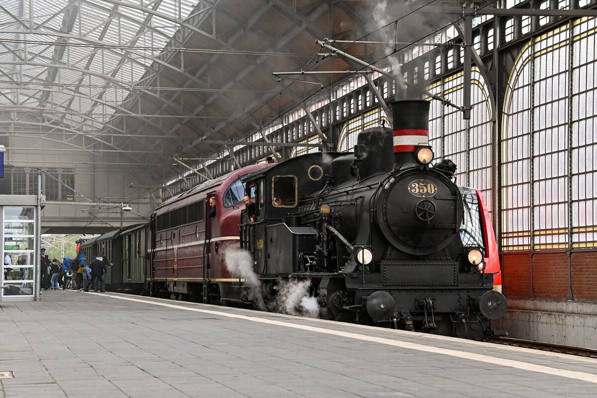 D-AGE 092 350-2 (Q350) (Karoline) stand am 19.09.2026 mit ihrem Pendelzug auf Gleis 1 des L�becker Hbf (AL). 
Anl�sslich der Veranstatungen zum Tag der Schiene 2026 gab es in L�beck einen Pendelverkehr mit Historischen Eisenbahnfahrzeugen. Diese pendelten zwischen dem Nordic Rail Service (NRS) und dem L�becker-Konstinkai/Konstinbahnhof (ALKO) mit zwischenhalt am L�becker Hbf (AL).