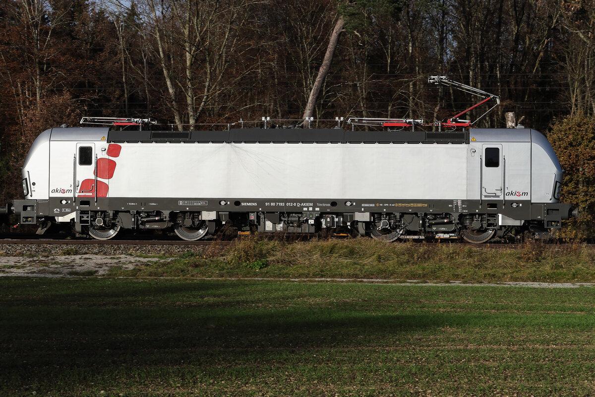 D-Akiem 7193 012 neu in der Database hier am 13.11.2025 bei Eglharting.