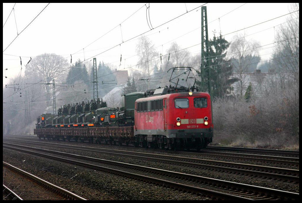 D Cargo 140233 passiert hier am 29.1.2005 mit einem Panzerzug den Haltepunkt Hiddenhausen Schweicheln in Fahrtrichtung Hannover.