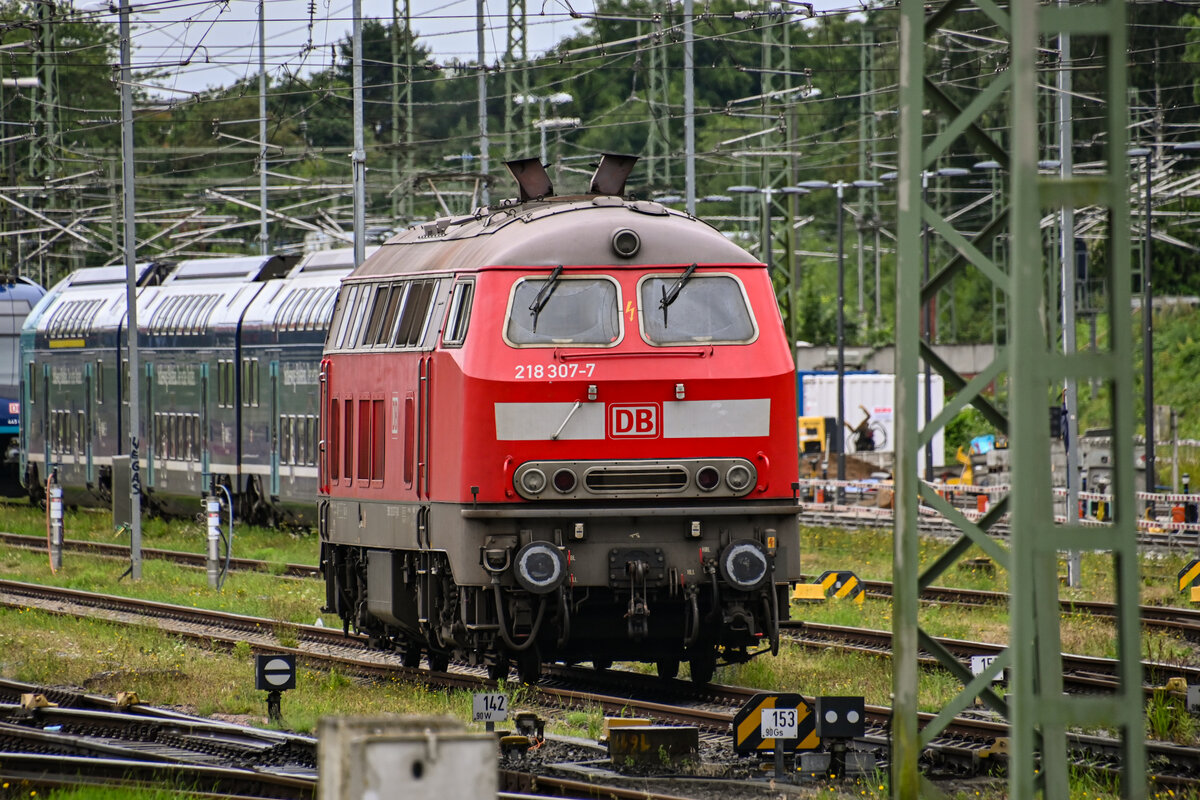 D-DB 218 307-7 stand am 03.08.2025 in der Abstellung des Lübecker Hbf (AL). Kurze Zeit später bespannte sie den IC 2262 nach Ostseebad Binz (WBI).