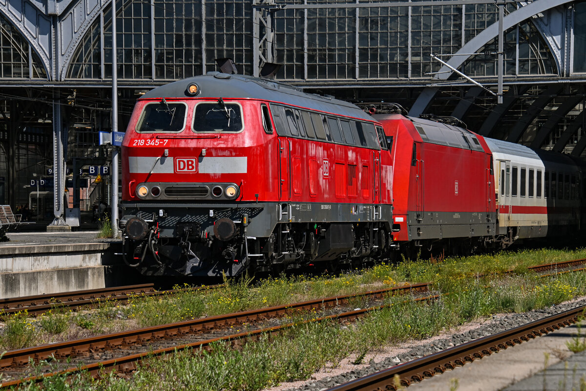 D-DB 218 345-7, D-DB 101 030-5 und D-DB 80-91 115-8 (Bpmmbdzf 286.1) fuhren am 18.08.2025 als IC 2262 zum Ostseebad Binz (WBI). Hier bei der Ausfahrt aus dem Lübecker Hbf (AL).