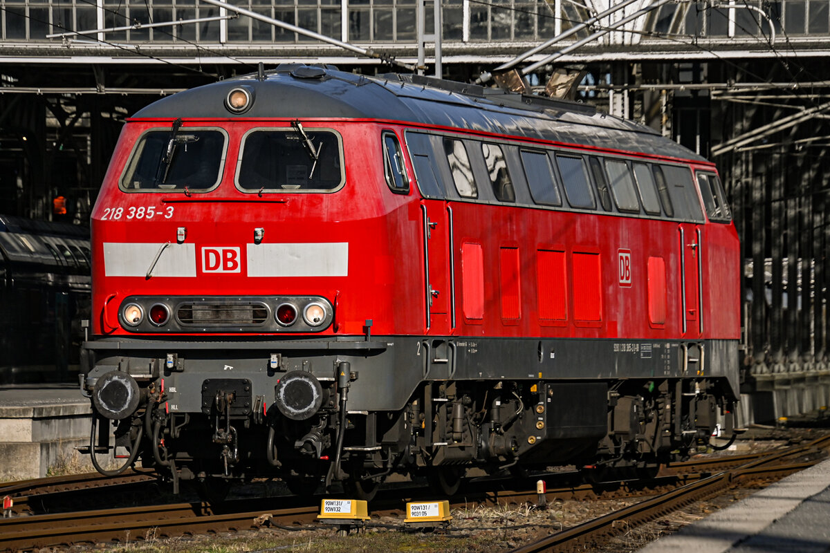 D-DB 218 385-3 rangierte am 02.03.2026 in die Abstellung des L�becker Hbf (AL). Kurz zuvor zog sie den IC 2263 von Rostock Hbf (WR) bzw. von Bad Kleinen (WK) nach L�beck Hbf (AL).