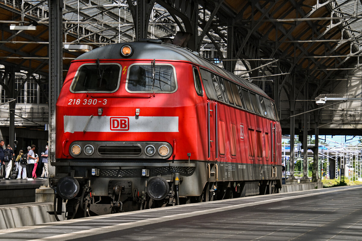 D-DB 218 390-3 rangierte am 18.08.2025 durch den Lübecker Hbf (AL) nach dem sie den IC 2263 aus Ostseebad Binz (WBI) nach Lübeck Hbf (AL) gezogen hat.