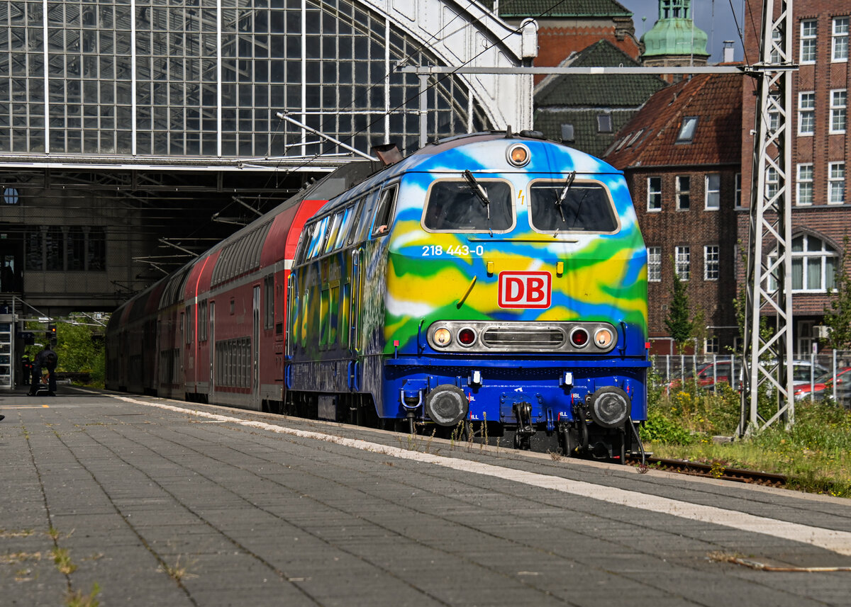 D-DB 218 443-0 (Donna) zog am 22.08.2025 den RE 2 nach Bad Kleinen (WK). Hier bei der Ausfahrt aus dem Lübecker Hbf (AL).