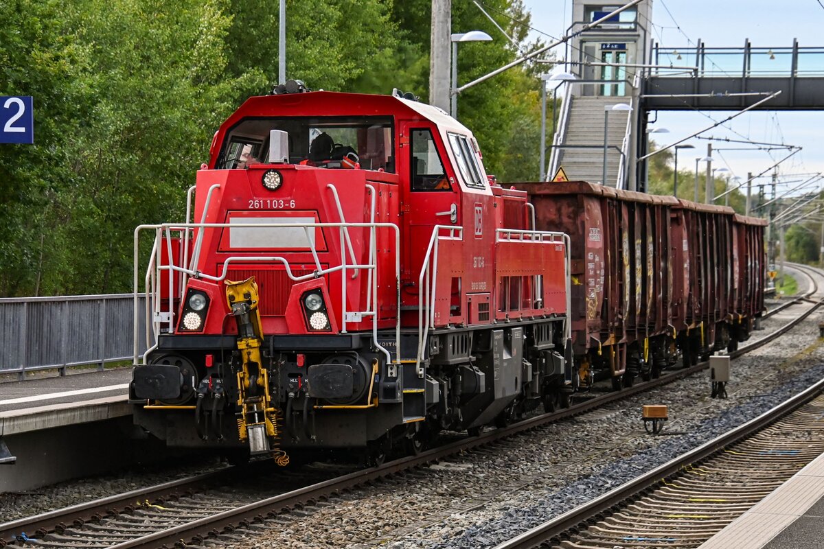 D-DB 261 103-6 fuhr am 13.10.2026 mit ihrem kurzen Zug vom L�becker Hgbf (ALR) kommend zum L�beck-D�nischburger Gbf (ALD G). Hier bei der Durchfahrt am Haltepunkt L�beck-D�nischburg IKEA (ALD A).