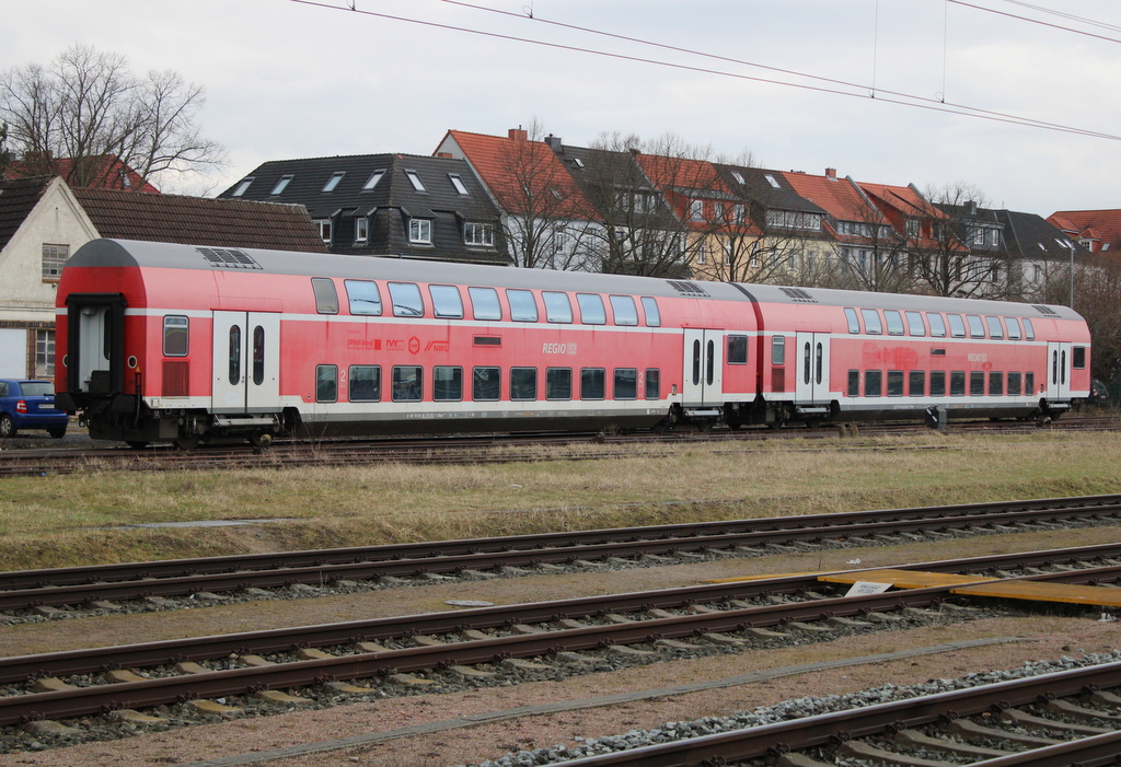 D-DB 50 80 26-75 072-1 DBpza 753.5+ D-DB 50 80 26-75 073-9 waren am 18.03.2023 einsam und verlassen im Rostocker Hbf abgestellt