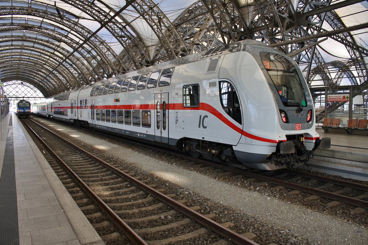 D-DB 50 80 86-81 868-1 wartet am 30.9.2017 mit dem IC2048 von Dresden Hauptbahnhof nach Köln Hauptbahnhof im Hauptbahnhof der sächsischen Landeshauptstadt auf Abfahrt. Zuglok war 146 553-3