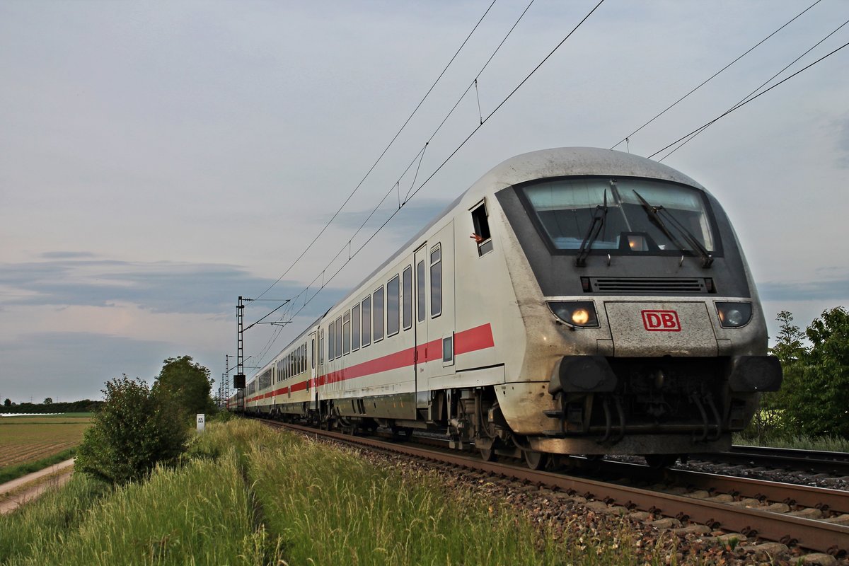 D-DB 61 80 80-91 124-0 am 12.05.2015 als Leerzug (Offenburg - Basel Bad Bf) zusammen mit 101 063-6 am Zugschluss bei Hügelheim und fuhren ihrem Ziel entgegen.