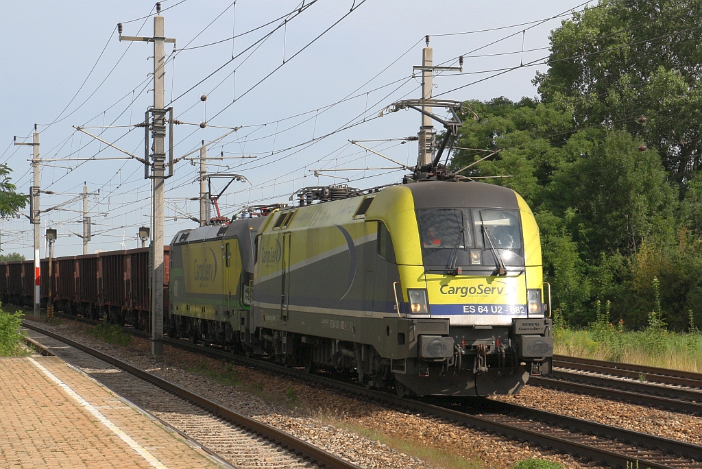 D-DISPO 182 582-7 und D-ELOC 193 267-2 fahren am 17.August 2019 durch den Bahnhof  Böheimkirchen.