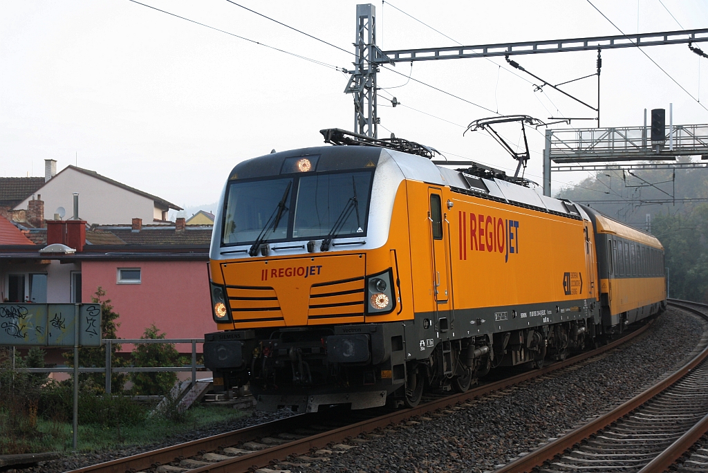 D-ELOC 193 214-4 fährt am 15.September 2018 durch den Bahnhof Bilovice nad Svitavou.