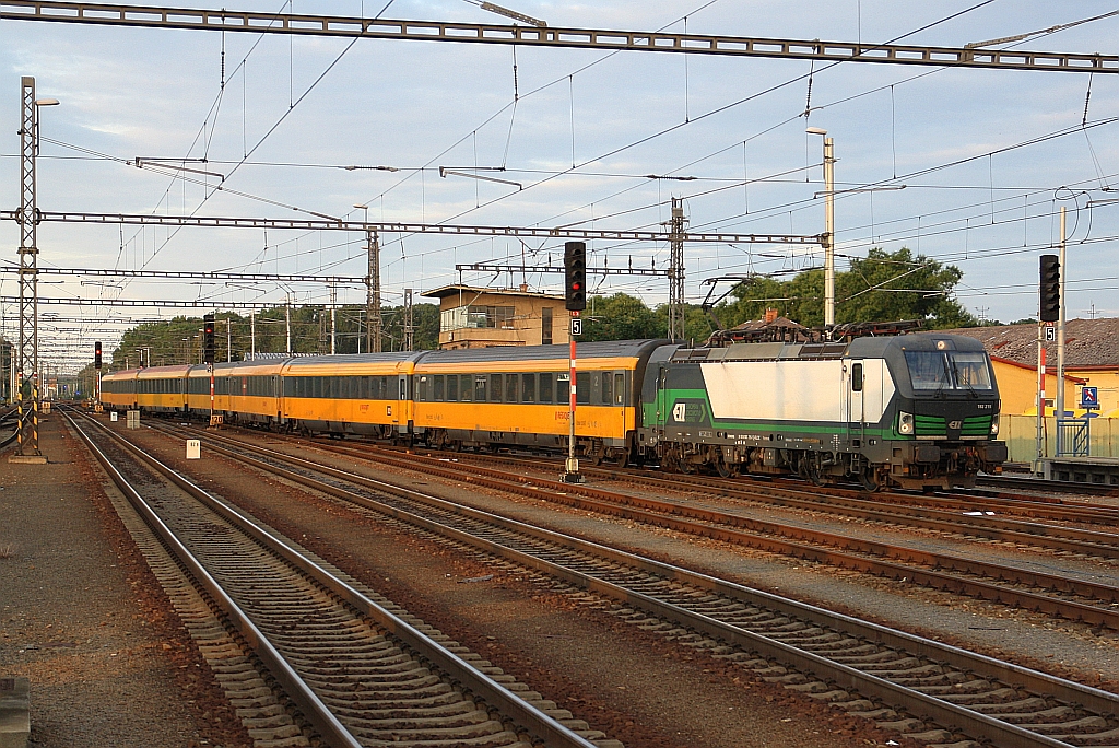 D-ELOC 193 215-1 fährt am 15.August 2018 mit dem RJ 1044 (Bratislava hl.st. – Praha hl.n.) in den Bahnhof Breclav ein.