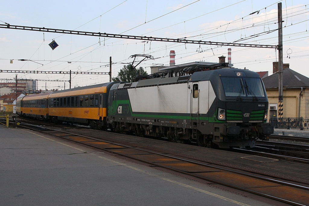 D-ELOC 193 215-1 fährt am 18.August 2018 mit dem RJ 1045 (Praha hl.n. - Bratislava hl.st.) in den Bahnhof Brno hl.n. ein.