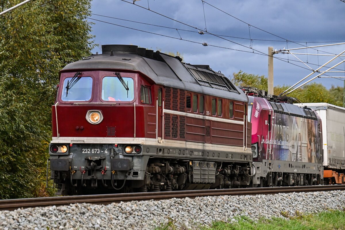 D-GERA 232 673-4 zog am 17.10.2026 D-RPOOL 6193 181-5 (Marie-Therese) und den dazugeh�rigen KLV-G�terzug vom L�becker-Skandinavienkai (ALSK) kommend nach L�neburg (ALBG). Hier an der Kleinen Schwartau Br�cke bei Alt L�beck (Liubice).