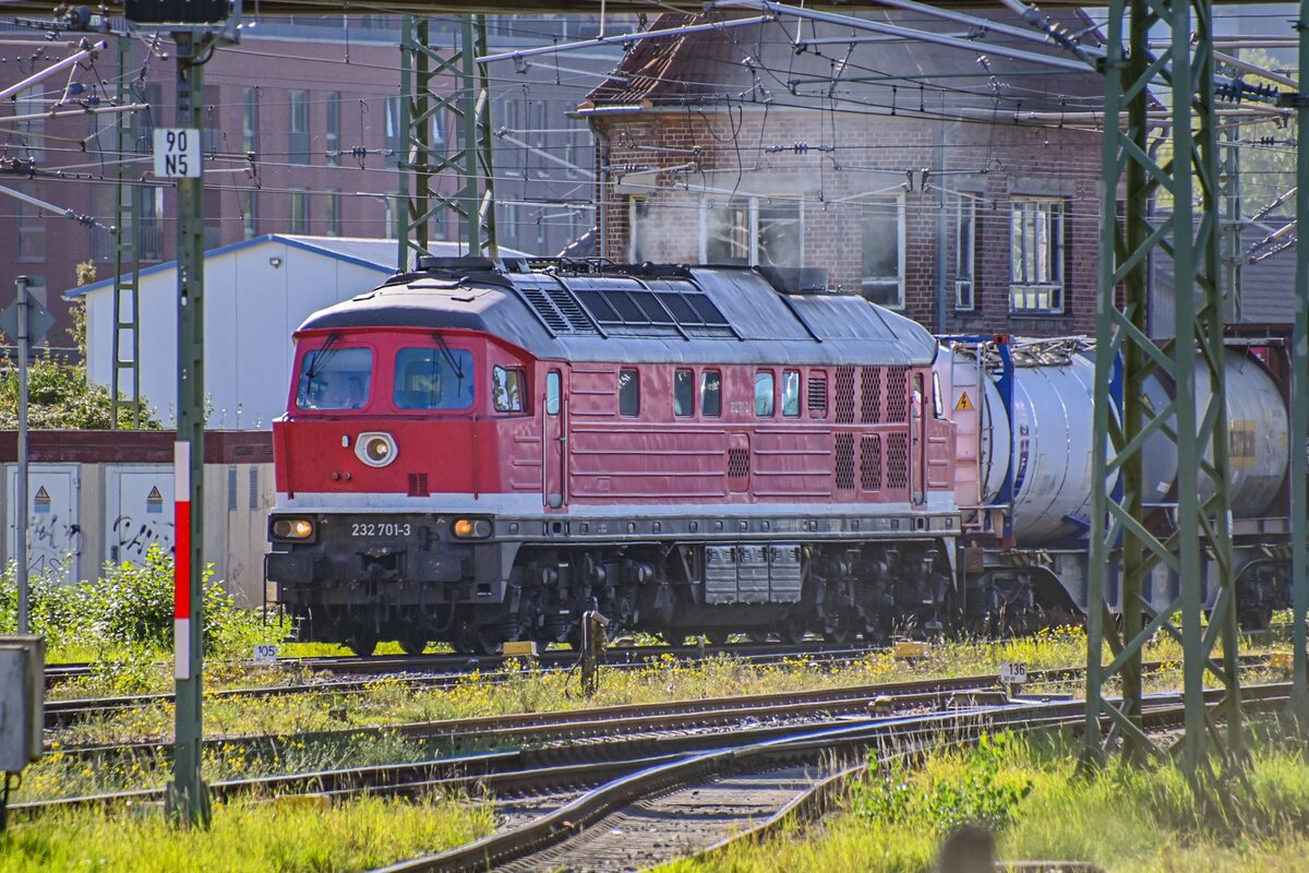 D-GERA 232 701-3 fuhr am 04.10.2026 mit ihrem KLV-G�terzug aus Richtung B�chen (ABCH) kommend durch den L�becker Hbf (AL). Wenige Minuten sp�ter erreichte sie ihr Ziel den L�becker-Skandinavienkai (ALSK). Am ende des Zuges wurde D-DISPO 189 910-3 kalt mitgef�hrt.

[Herzliche Gr��e zur�ck an den TF :)]