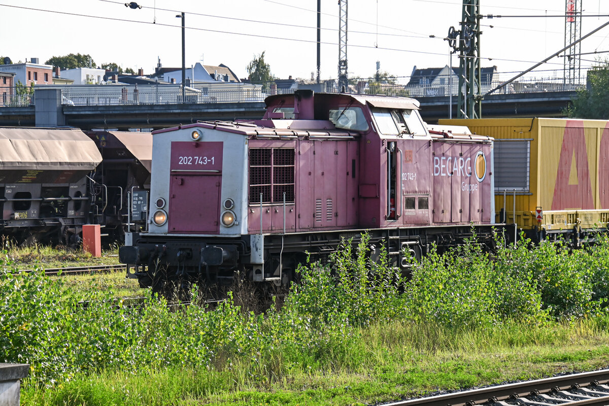 D-HANSE 202 743-1 fuhr am 19.09.2025 mit ihrem STRABAG-Bauzug durch den Lübecker Hbf (AL).
